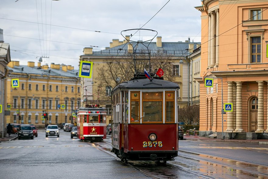 Блокадные ретротрамваи проехали по центру города