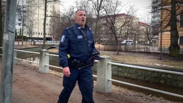 Финский полицейский исполнил песню «Я люблю тебя, жизнь» на опустевших улицах