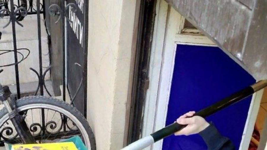 Книжный магазин в центре города продаёт книги с помощью лопаты