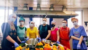 Волонтёры Петербурга каждую неделю кормят горячими обедами нуждающихся и врачей