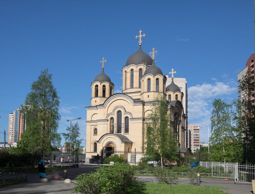 У храма Рождества Христова в Невском районе провели службу с участием прихожан