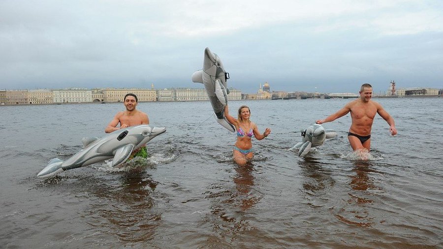 Моржи Петербурга открыли сезон заплывом в Неве