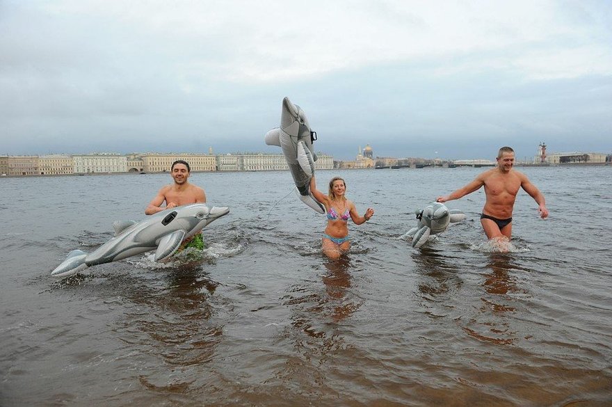 Моржи Петербурга открыли сезон заплывом в Неве