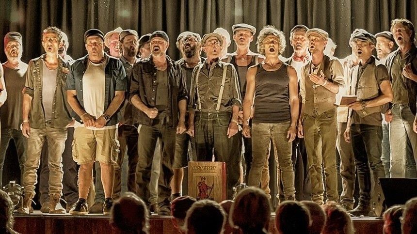 Мужской хор из Австралии исполнил в самоизоляции «На поле танки грохотали»