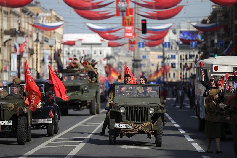 В День Победы по петербургским улицам и области проедут праздничные машины, из которых будут играть военные композиции
