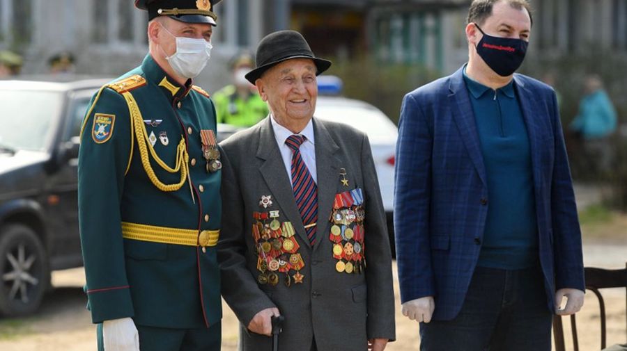 Для двух ветеранов из Ленобласти организовали парад около дома