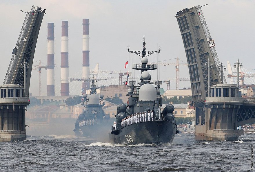 В Петербург прибыл корабль «Перекоп» для участия в морском параде 9 Мая