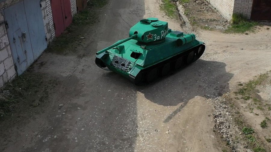 В Кингисеппе механик-любитель собрал Т-34 из картона на спор