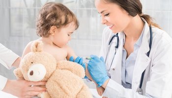 В Петербурге возобновили плановую вакцинацию детей