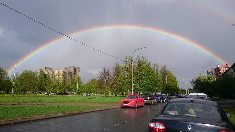 Над Петербургом раскинулась весенняя радуга