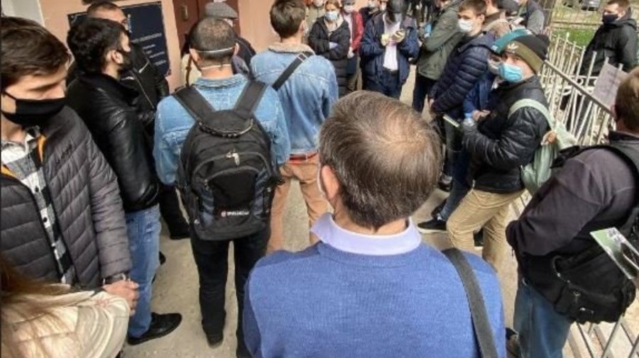 Смольный одновременно вызвал к себе около сотни человек, чтобы выписать штрафы за прогулки