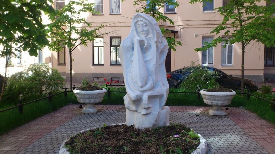 В центре города хотят демонтировать скульптуру «Женщина-мыслитель»