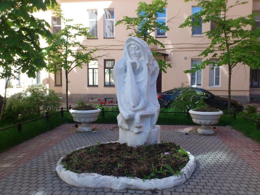В центре города хотят демонтировать скульптуру «Женщина-мыслитель»