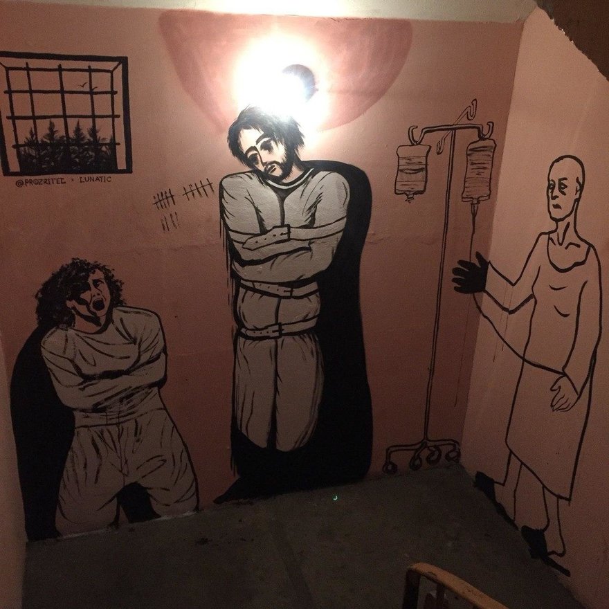 В петербургской парадной появилась композиция «Христос в психбольнице»