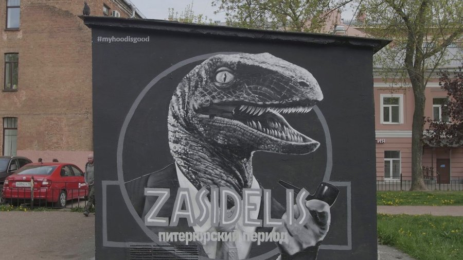 В Петербурге появилось злободневное граффити с динозавром от проекта HoodGraff