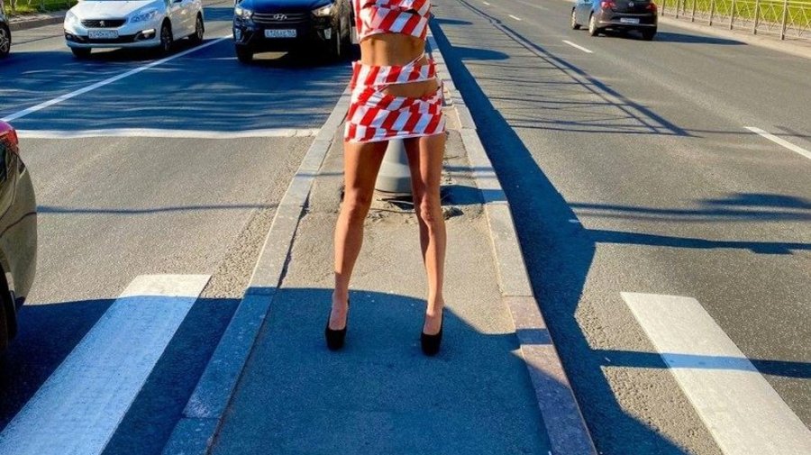 Жительница Петербурга устроила акцию: она требует от администрации открыть салоны красоты