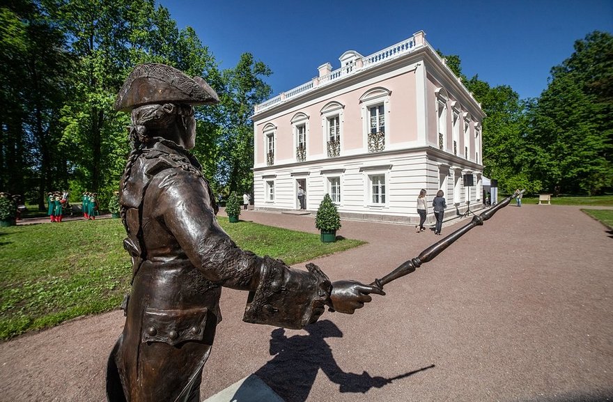 Один из лучших гидов Петергофа провёл экскурсию по дворцу Петра III в Ораниенбауме