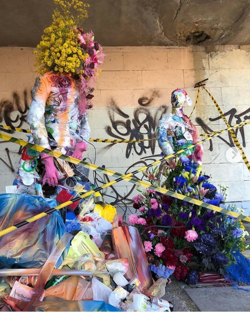 Петербурженки создали инсталляцию из мусора и цветов 