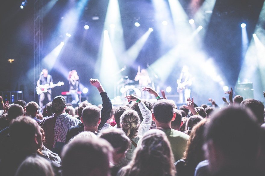 Кризис музыкальной индустрии: исполнители попросили не сдавать билеты на концерты 