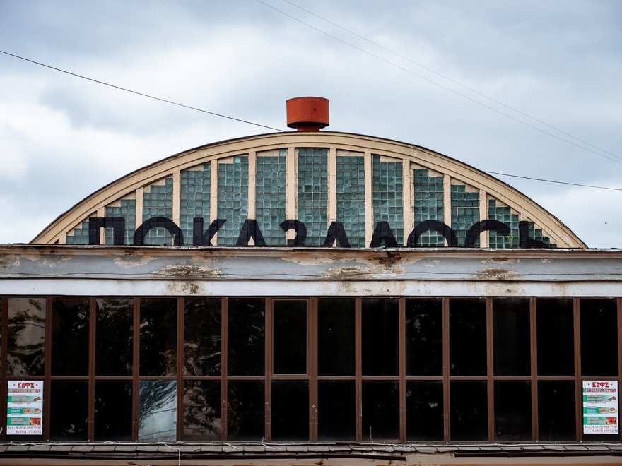 «Показалось»: в Невском районе появилась инсталляция прямо на крыше здания