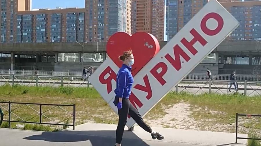 В Мурино девушки исполнили ирландский танец на бульваре Менделеева