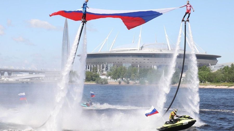 По случаю праздника над Невой подняли российский флаг