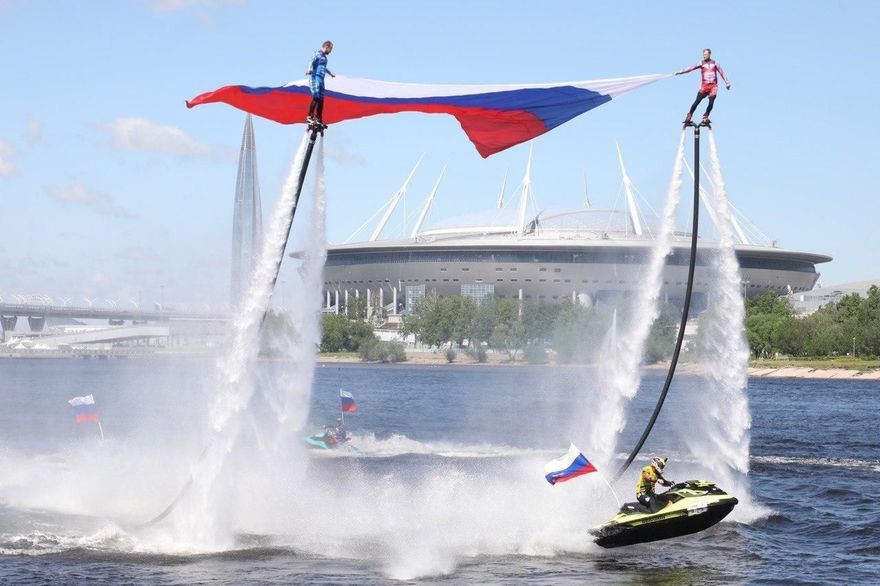 По случаю праздника над Невой подняли российский флаг