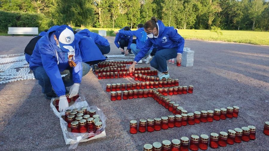 Под Петербургом появилось панно из тысяч зажжённых свечей