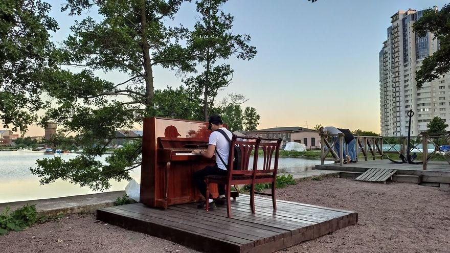 На Васильевском острове установили уличное пианино