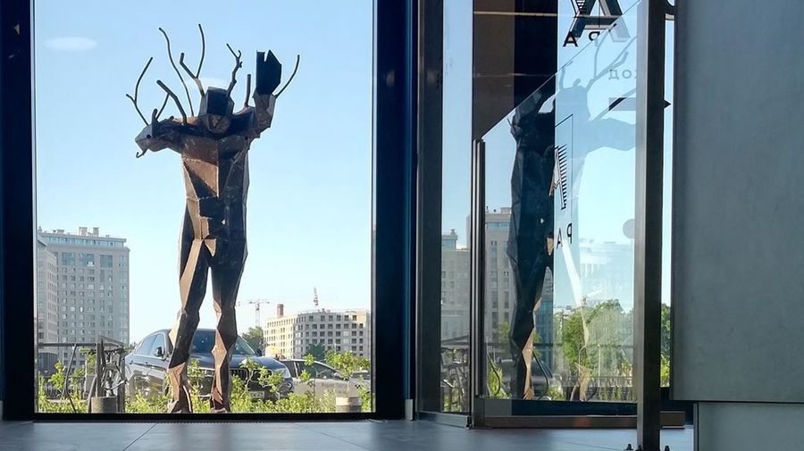 На Аптекарской набережной появился «Толкающий стену»