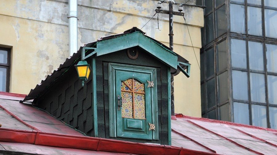 Двор с домом Карлсона
