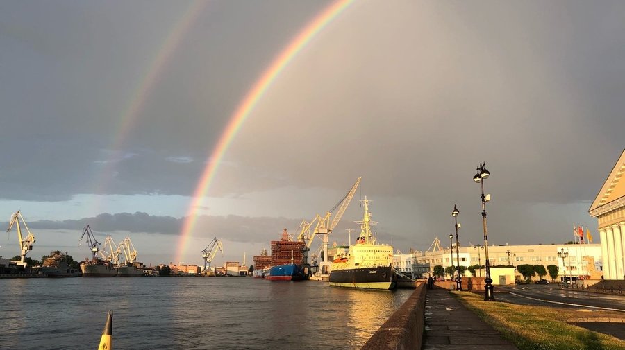 Над Петербургом раскинулась двойная радуга