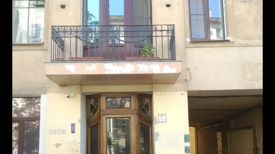 Петербуржец за собственные деньги восстановил входную дверь в парадную за 250 тысяч рублей