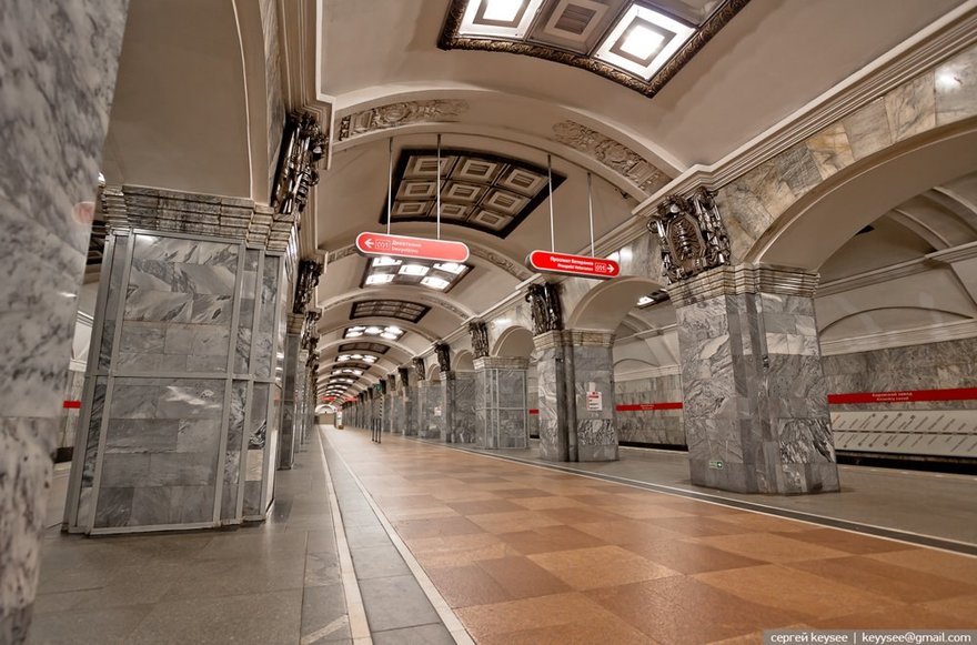 Колонны на станции метро «Кировский завод» отреставрируют