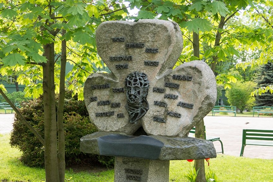 СПбГУ выложил в сеть тур по своему саду необычных скульптур 