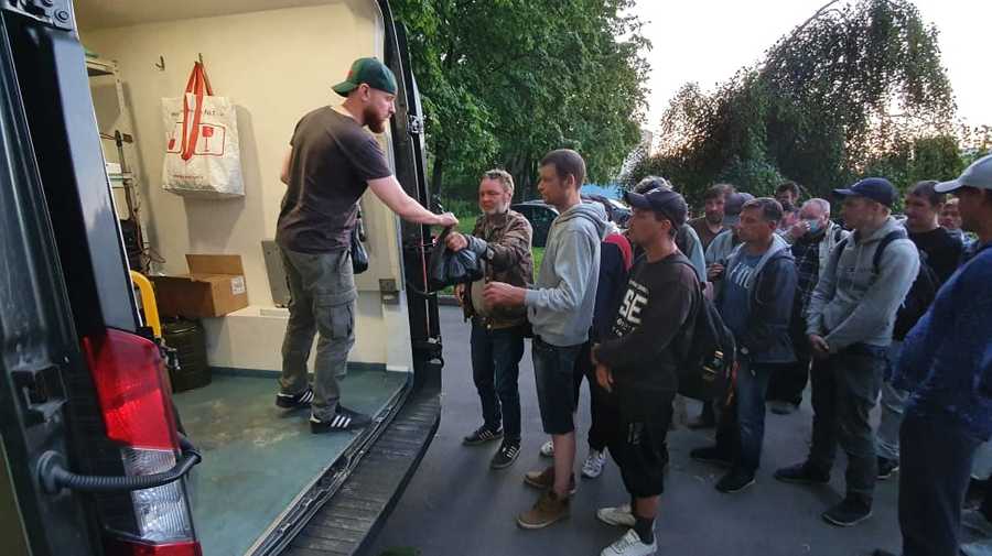 «Ночлежка» раздаёт нуждающимся продуктовые наборы 