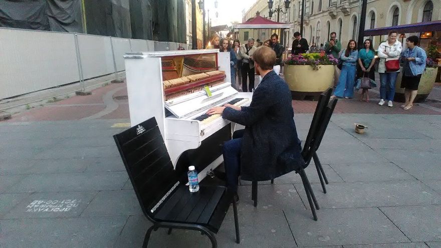 В центре города установили уличное пианино