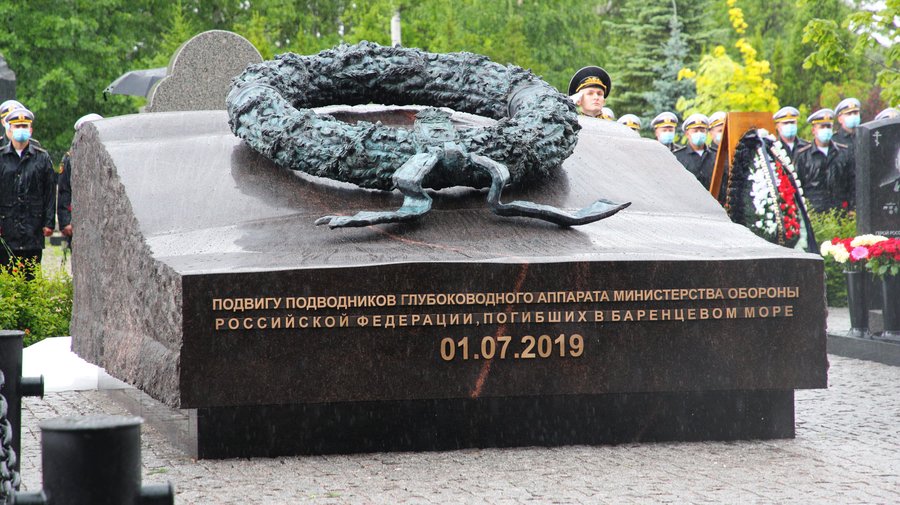 Памятник погибшим в Баренцевом море год назад подводникам установили в Петербурге