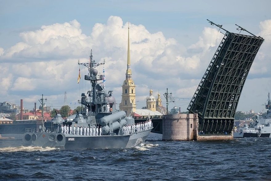 В Кронштадт ко Дню ВМФ прибыло ещё несколько кораблей