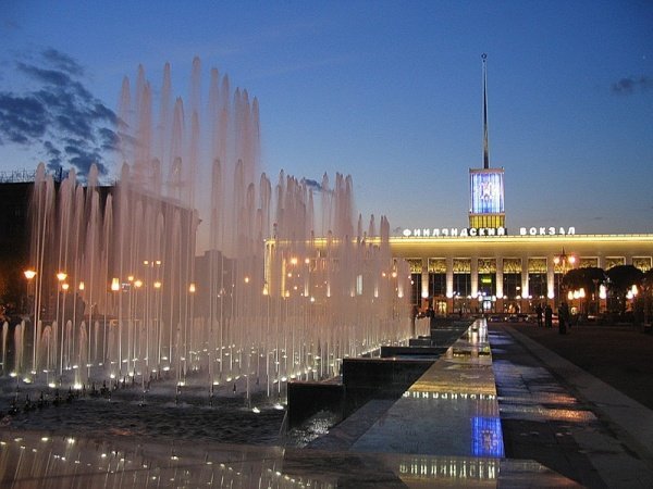 На площади Ленина начали работу светомузыкальные фонтаны