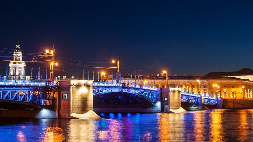 Дворцовый мост окрасят в цвет «Зенита» ещё на сутки