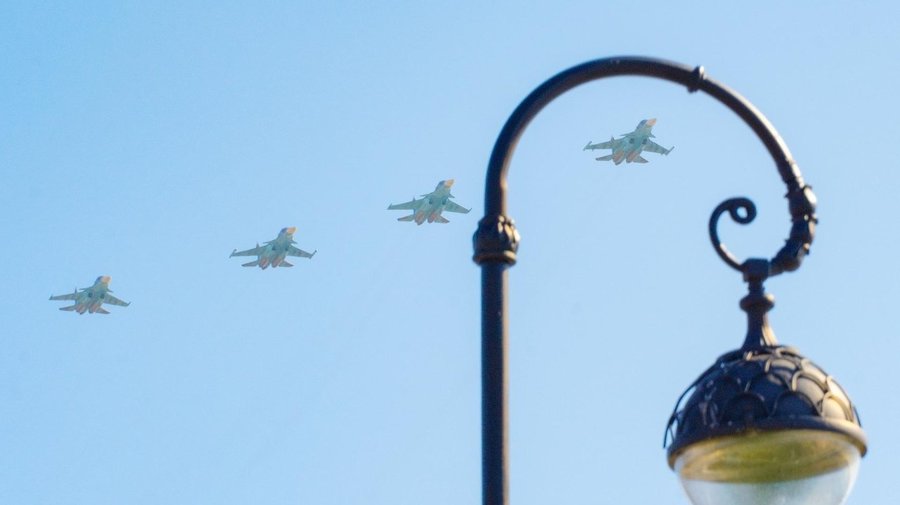 Сегодня в небе над Петербургом заметили пролетающую военную технику