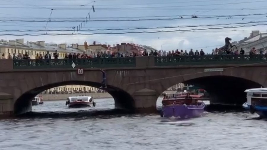Канатоходец прошёл над Фонтанкой без страховки