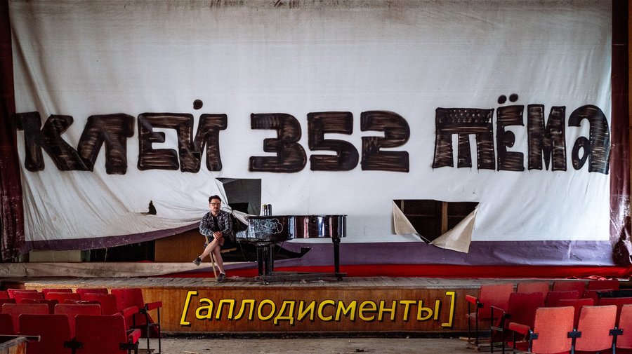 В Петербурге на стенах домов стали появляться граффити-субтитры, будто из фильмов