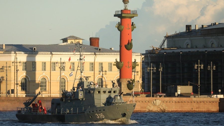 В акватории Невы прошла первая репетиция парада ко Дню ВМФ