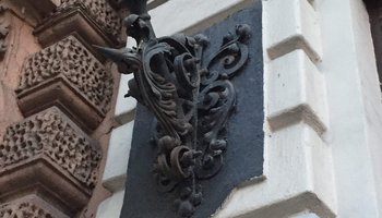 Сохранившиеся старинные флагодержатели на домах Петербурга