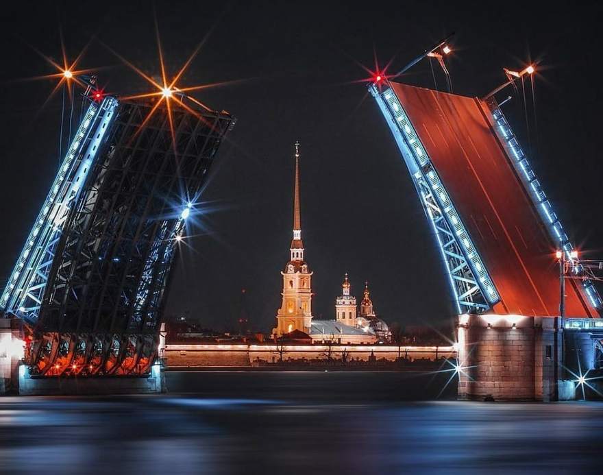 Дворцовый мост разведут под «Гимн великому городу»