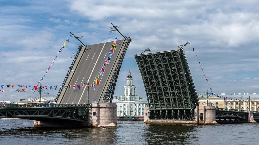 Во время генеральной репетиции парада в честь Дня ВМФ а Петербурге разведут мосты в дневное время