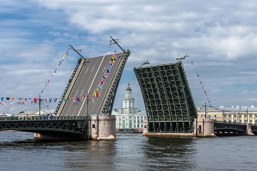 Во время генеральной репетиции парада в честь Дня ВМФ а Петербурге разведут мосты в дневное время