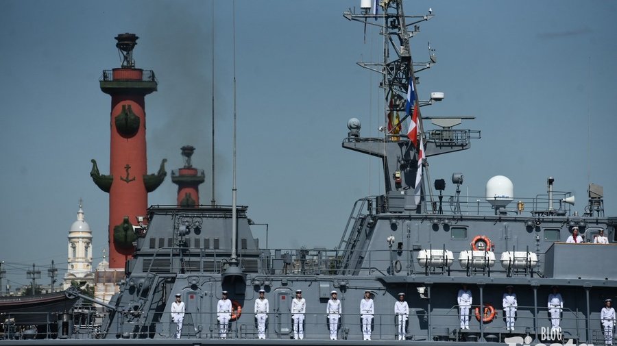 Петербуржцы смогут посмотреть парад ко Дню ВМФ с набережных